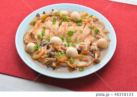 鶏肉(鶏モモ肉)のポン酢醤油煮。ポンズしょう油煮。うずらの玉子を添えて。 鶏肉(鶏モモ肉)のポン酢醤油煮。ポンズしょう油煮。うずらの玉子を添えて。 48358133