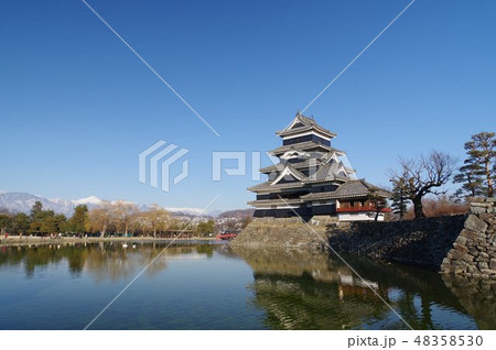 信州 国宝 冬の松本城 冠雪の北アルプスと 戦国時代建造の天守閣 松本観光の中心 信州 国宝 冬の松本城 冠雪の北アルプスと 戦国時代建造の天守閣 松本観光の中心 48358530