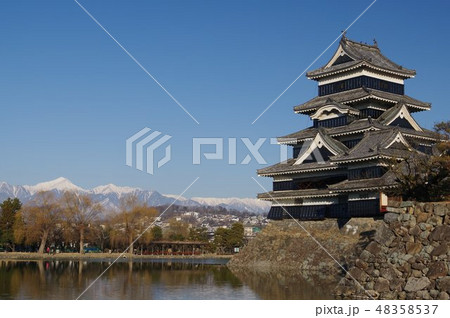 信州　国宝　冬の松本城　冠雪の北アルプスと　戦国時代建造の天守閣　松本観光の中心 48358537