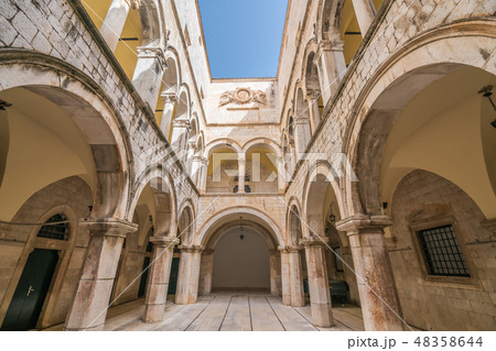Arched inner courtyard in Sponza Palace 48358644