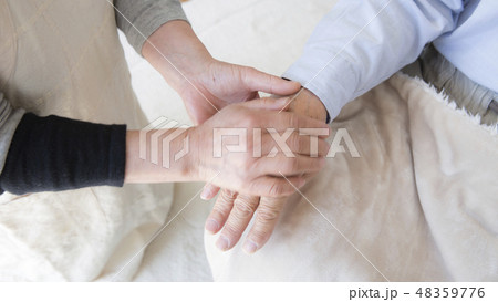 介護イメージ　寄り添うヘルパー 48359776
