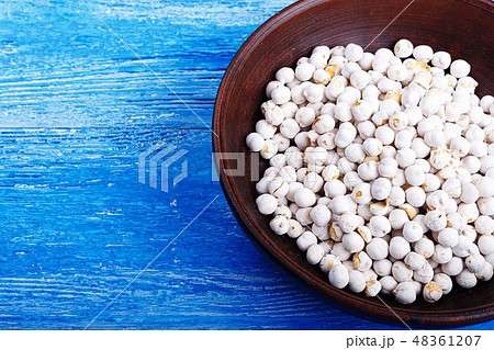 chickpeas in a bowl on a wooden background. 48361207