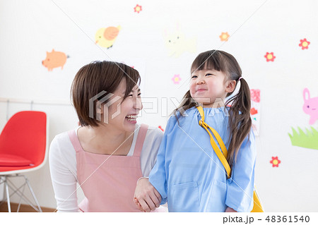 保育士と女の子 保育士と女の子 48361540