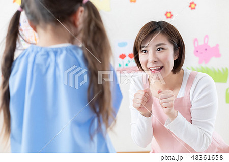 保育士と女の子 48361658