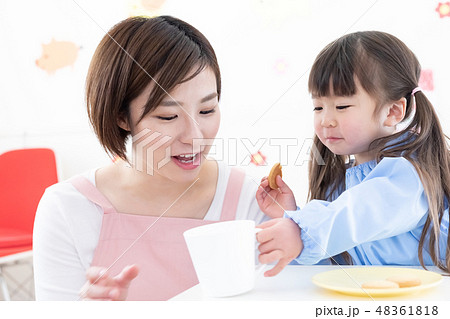 保育士と女の子 48361818