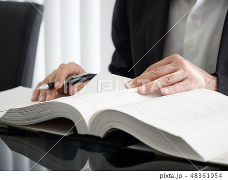 登記について勉強をする司法書士 登記について勉強をする司法書士 48361954