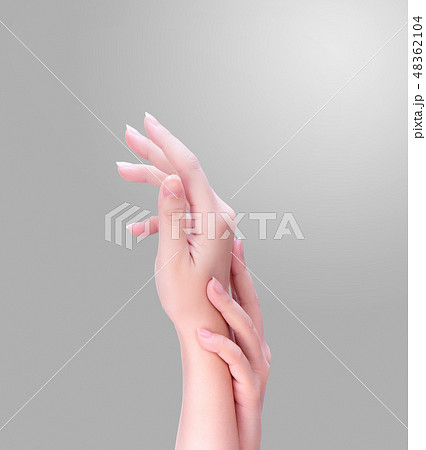 手 両手 手の上 48362104