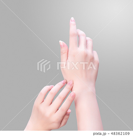 手 両手 手の上 48362109