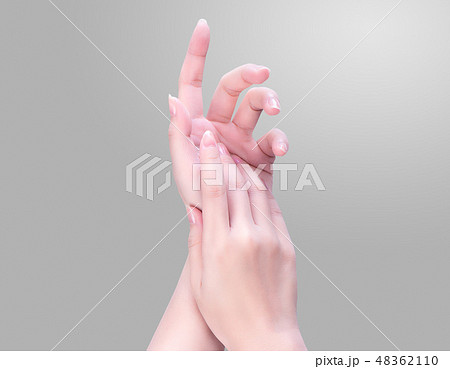 手 両手 手の上 48362110