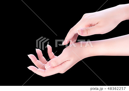 手 両手 手の上 48362257