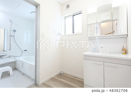 新築住宅 洗面所より浴室 イメージの写真素材