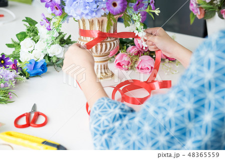 young women business owner florist making or Arranging Artificia young women business owner florist making or Arranging Artificia 48365559