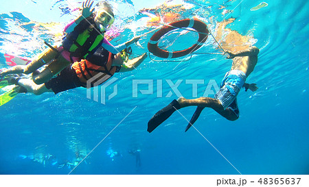 シュノーケリング　親子　子供　フィリピン　 48365637