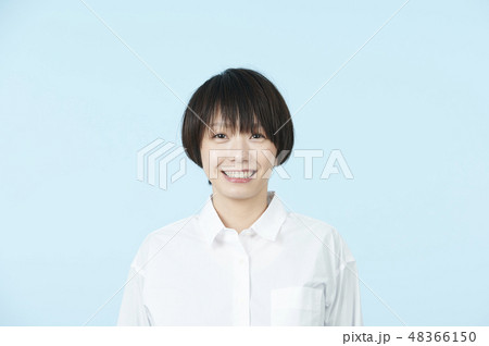 女性 白シャツ 水色バック 女性 白シャツ 水色バック 48366150