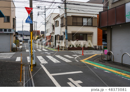 住宅街　信号の無い交差点 48373081