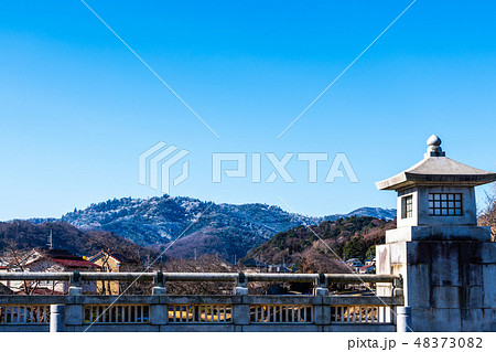 南浅川橋から見る初雪の高尾山 48373082