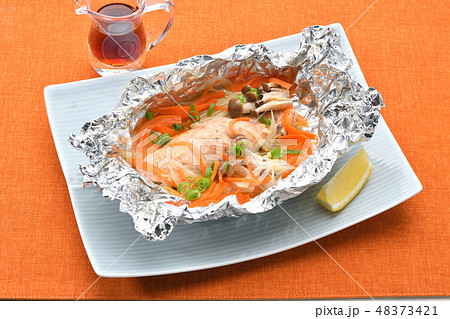 鮭（さけ／しゃけ／シャケ）とキノコのホイル焼き、ポン酢とレモン添え。 48373421