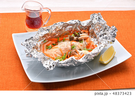 鮭（さけ／しゃけ／シャケ）とキノコのホイル焼き、ポン酢とレモン添え。 48373423