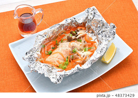 鮭（さけ／しゃけ／シャケ）とキノコのホイル焼き、ポン酢とレモン添え。 48373429