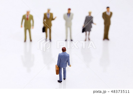 ５人と対峙するビジネスマン 48373511