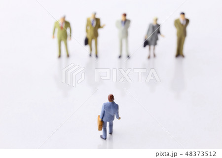 ５人と対峙するビジネスマン 48373512
