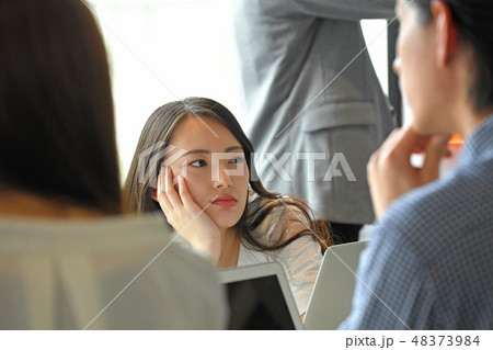 女性　会議　退屈　勉強 48373984