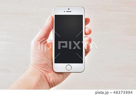 スマホ スマートフォン を持つ男性の手 の写真素材