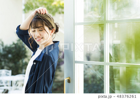 女性 新生活 リビング 若い女性 ライフスタイル 女性 新生活 リビング 若い女性 ライフスタイル 48376261