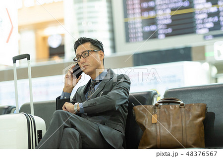 ビジネスマン 空港 出張 ビジネス イメージ ビジネスマン 空港 出張 ビジネス イメージ 48376567