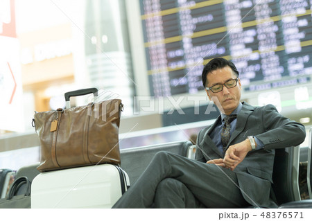 ビジネスマン 空港 出張 ビジネス イメージ ビジネスマン 空港 出張 ビジネス イメージ 48376571