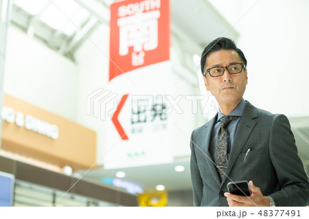 ビジネスマン 空港 出張 ビジネス イメージ 48377491