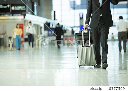 ビジネスマン 空港 出張 ビジネス イメージ 48377509