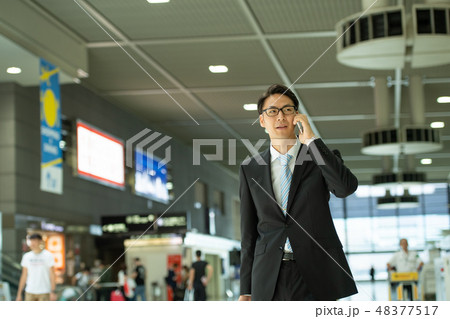 ビジネスマン 空港 出張 ビジネス イメージ 48377517