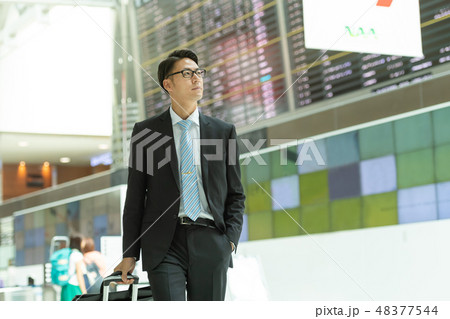 ビジネスマン 空港 出張 ビジネス イメージ 48377544