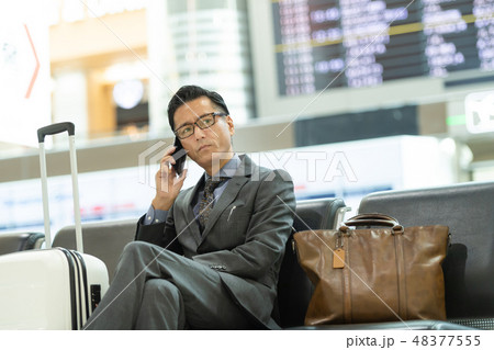 ビジネスマン 空港 出張 ビジネス イメージ ビジネスマン 空港 出張 ビジネス イメージ 48377555