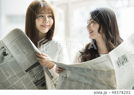 窓辺で新聞を読む女性二人 窓辺で新聞を読む女性二人 48378202