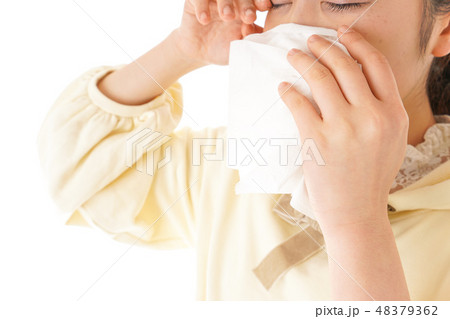 花粉症・アレルギーで苦しむ若い女性 花粉症・アレルギーで苦しむ若い女性 48379362