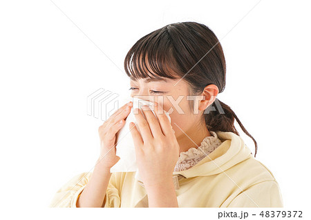 花粉症・アレルギーで苦しむ若い女性 花粉症・アレルギーで苦しむ若い女性 48379372