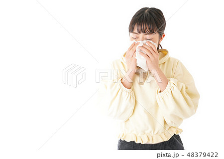 花粉症・アレルギーで苦しむ若い女性 48379422