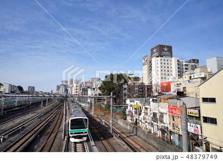 日本の東京都市景観  鶯谷駅前のホテル街などを望む 48379749