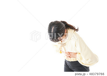 腹痛に苦しむ若い女性 48379766