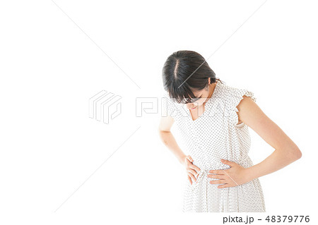 腹痛に苦しむ若い女性 48379776