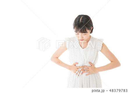 腹痛に苦しむ若い女性 腹痛に苦しむ若い女性 48379783
