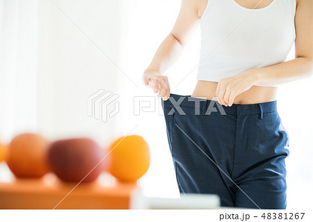 女性　ダイエット 48381267