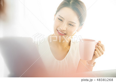 女性　ビジネスウーマン 48381268
