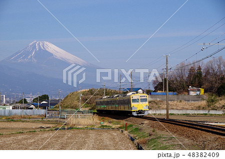富士山と電車 48382409