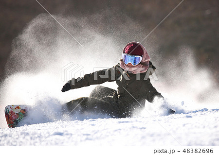 転倒する女性スノーボーダーの写真素材 4696