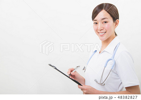笑顔の若い看護師 48382827