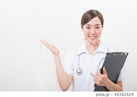 笑顔の若い看護師 48382829