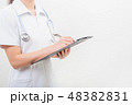 クリップボードに書く若い看護師 48382831